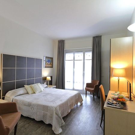 Hotel Ferrari Киавари Екстериор снимка