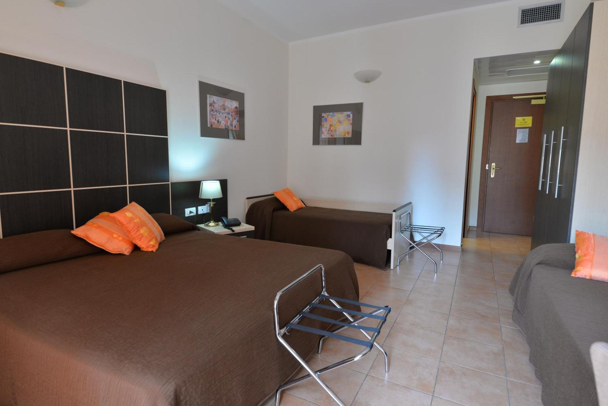Hotel Ferrari Киавари Екстериор снимка
