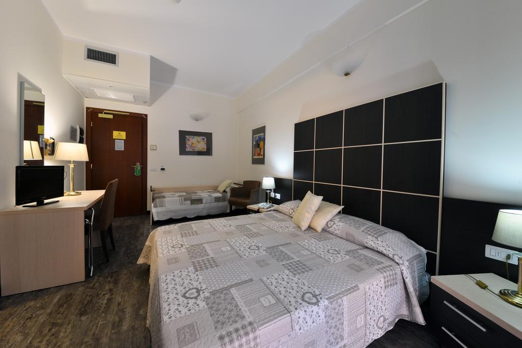 Hotel Ferrari Киавари Екстериор снимка