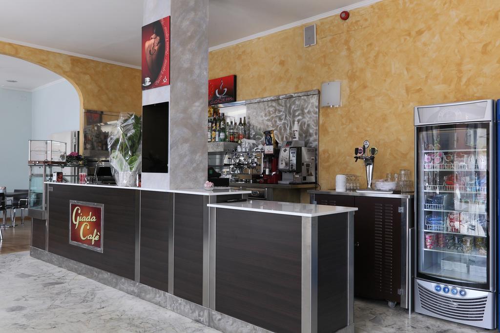 Hotel Ferrari Киавари Екстериор снимка