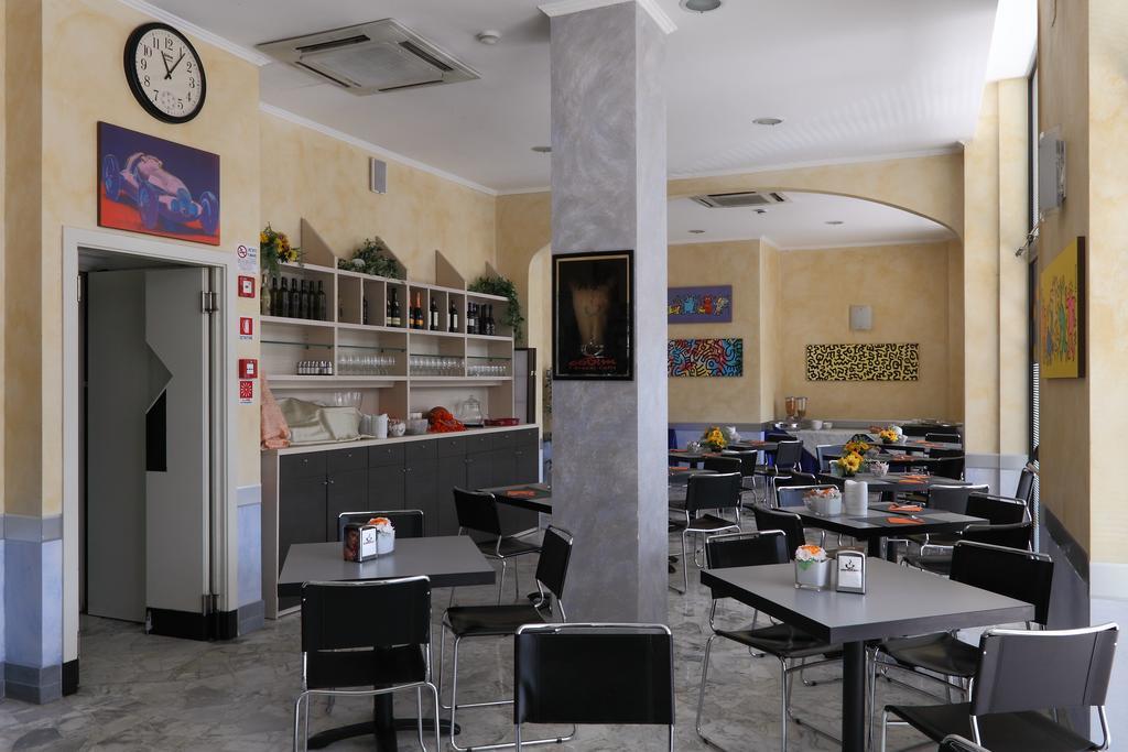 Hotel Ferrari Киавари Екстериор снимка