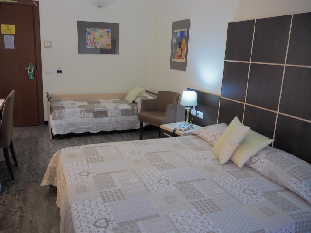 Hotel Ferrari Киавари Екстериор снимка
