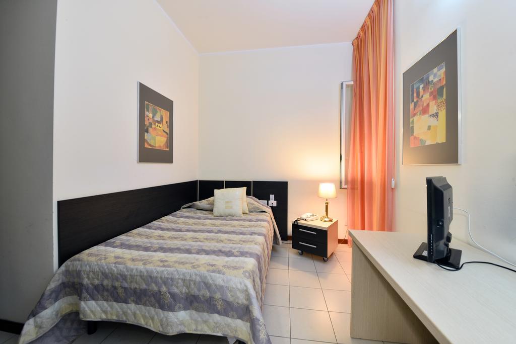 Hotel Ferrari Киавари Екстериор снимка