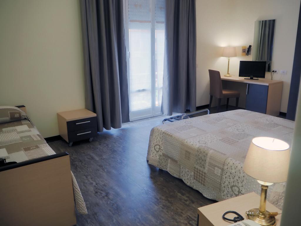 Hotel Ferrari Киавари Екстериор снимка