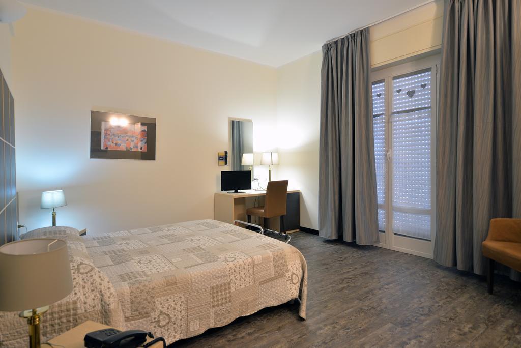 Hotel Ferrari Киавари Екстериор снимка