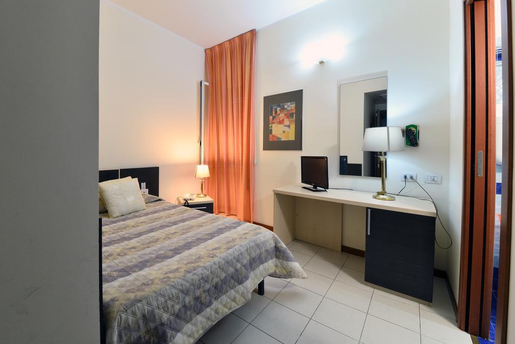 Hotel Ferrari Киавари Екстериор снимка