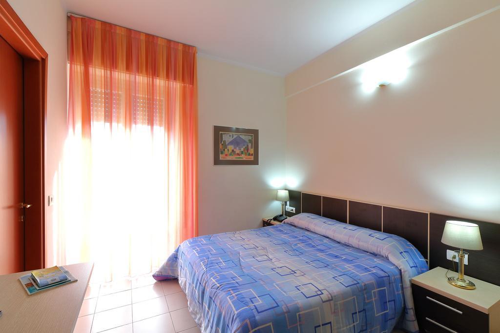 Hotel Ferrari Киавари Екстериор снимка