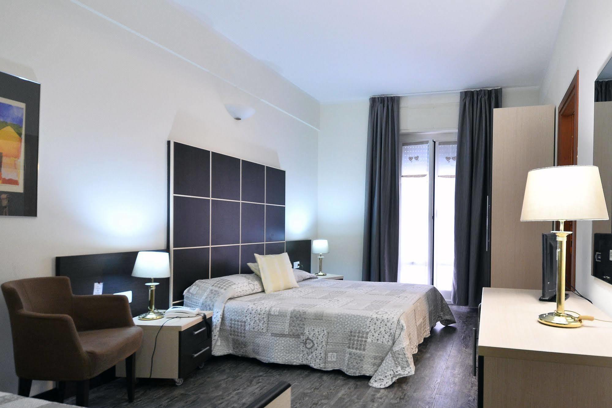 Hotel Ferrari Киавари Екстериор снимка