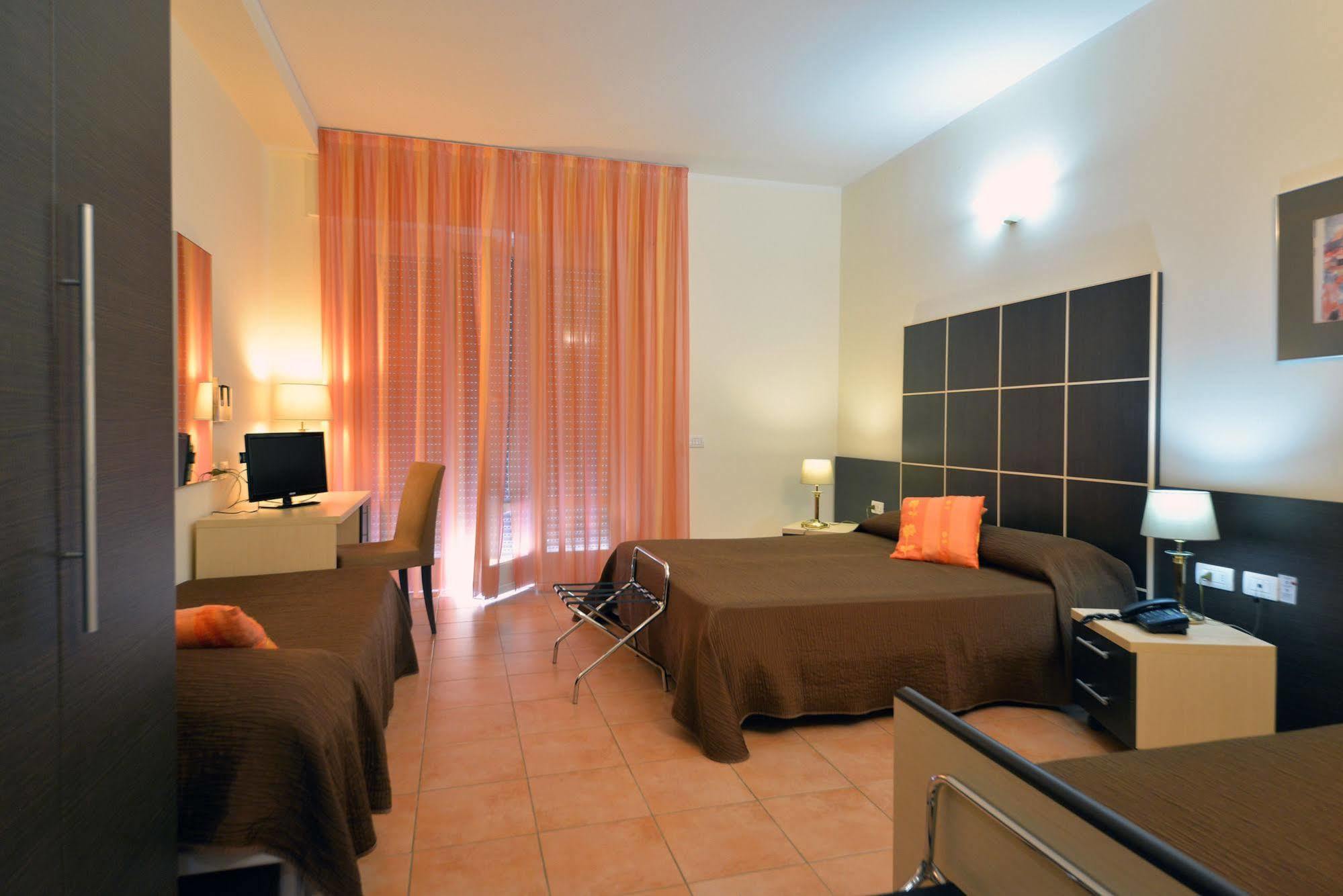 Hotel Ferrari Киавари Екстериор снимка