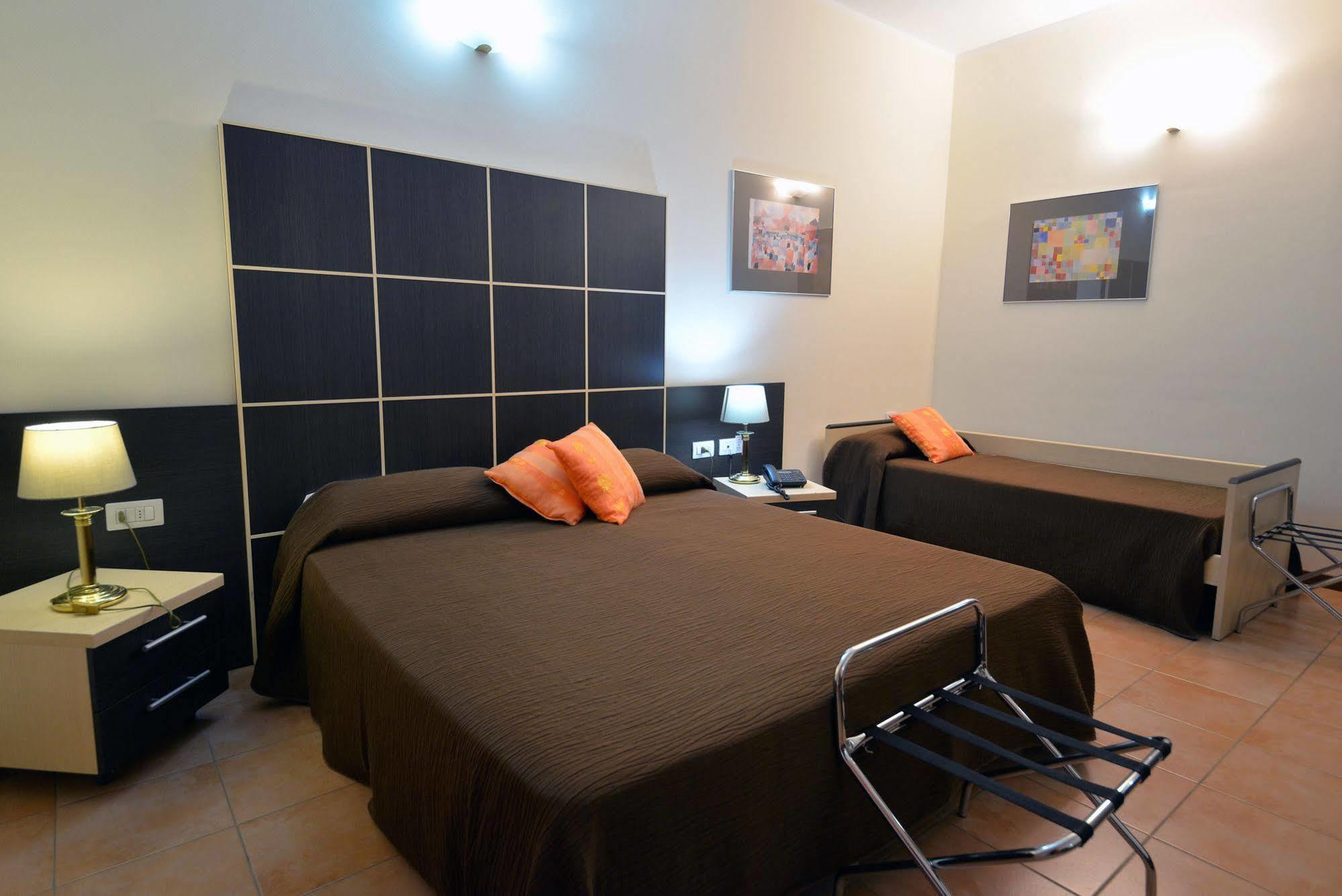 Hotel Ferrari Киавари Екстериор снимка