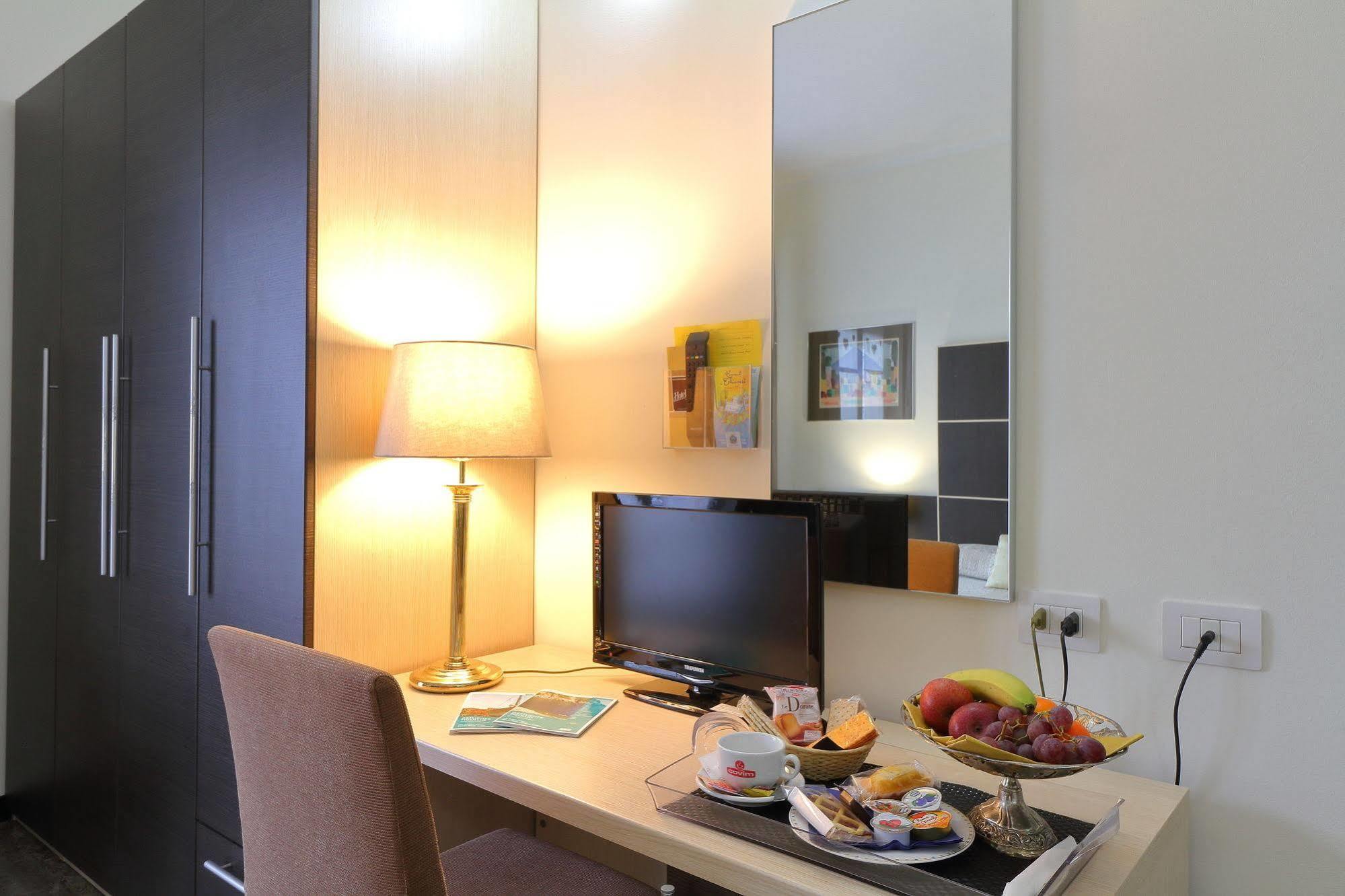 Hotel Ferrari Киавари Екстериор снимка