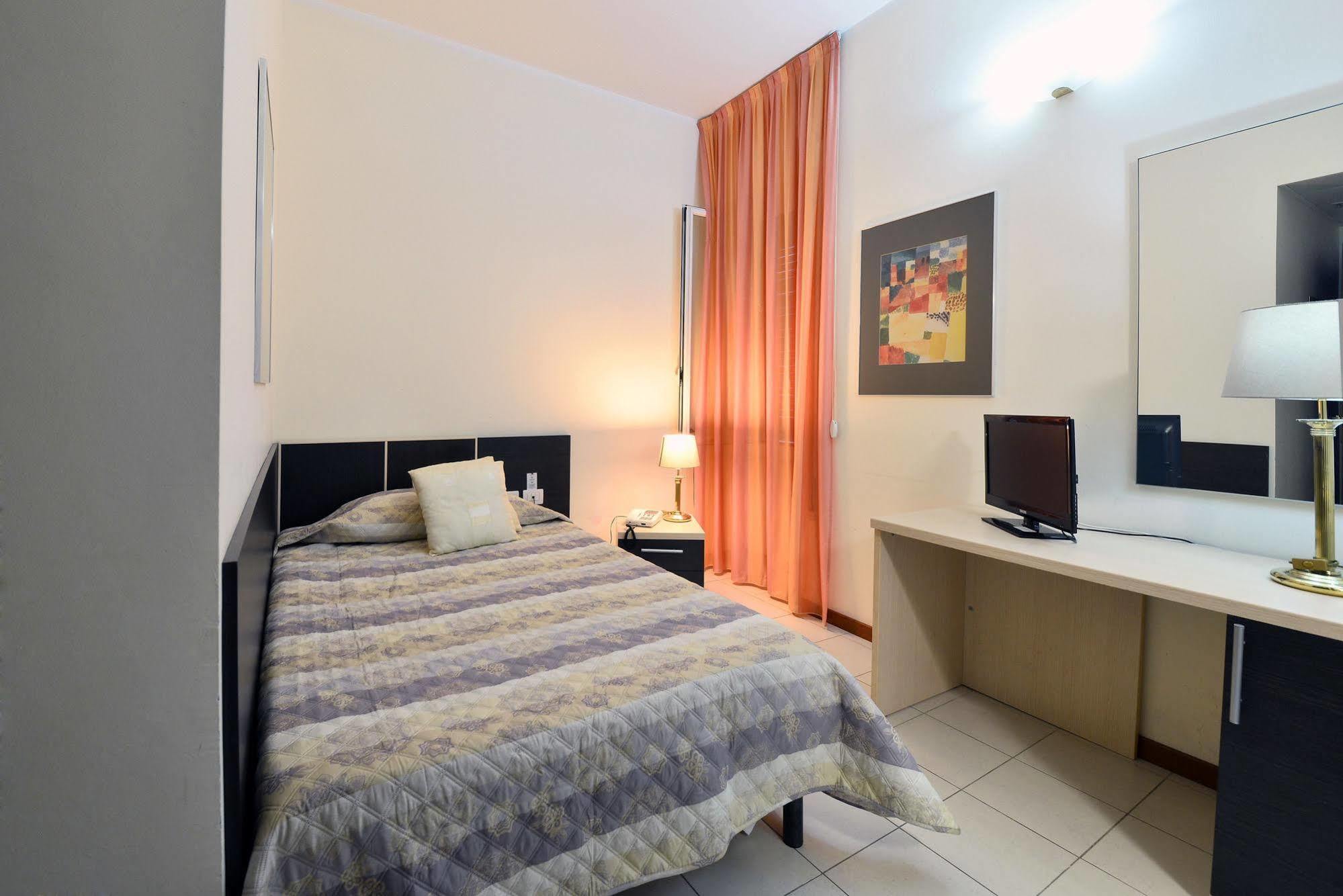 Hotel Ferrari Киавари Екстериор снимка