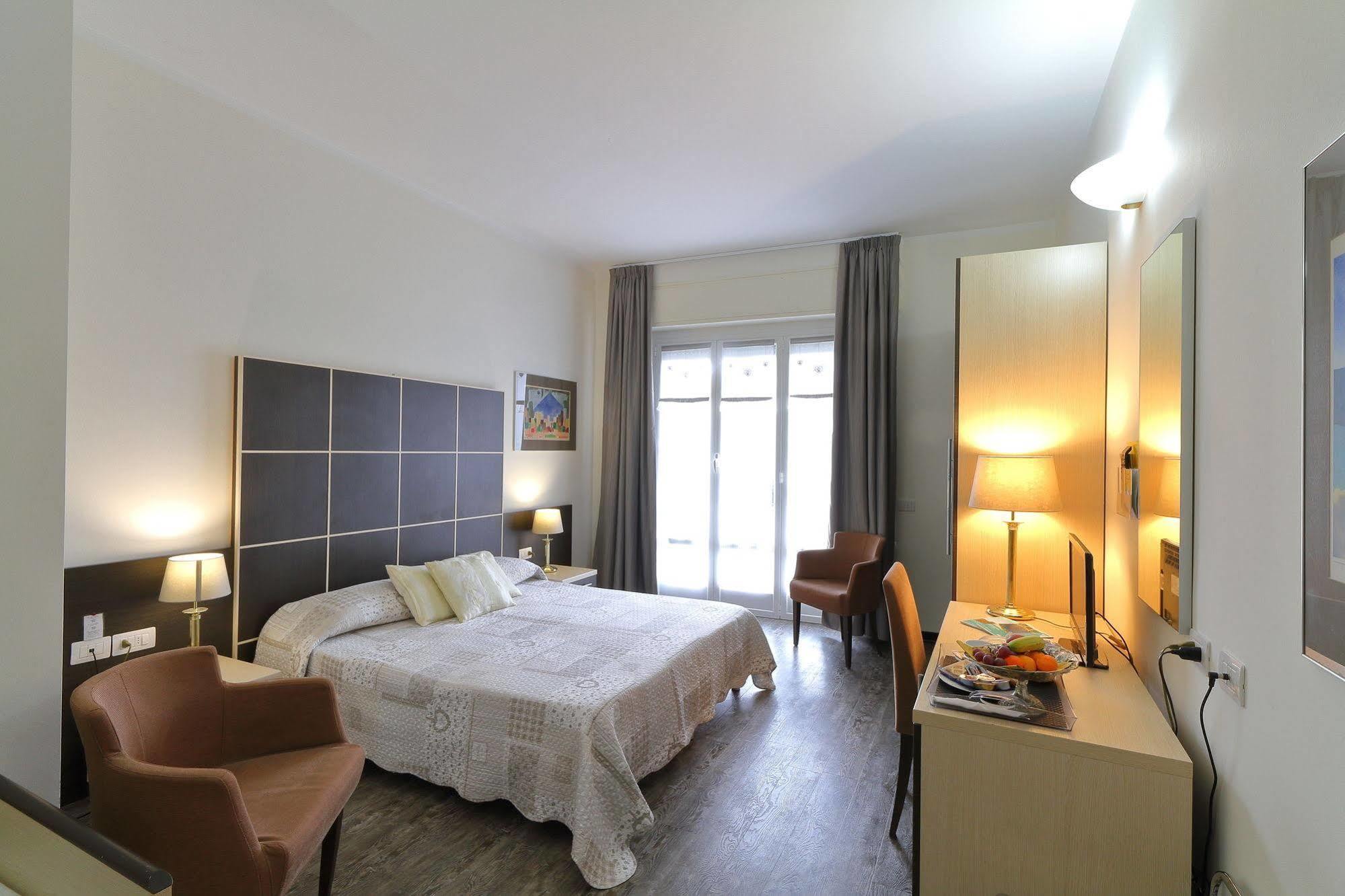Hotel Ferrari Киавари Екстериор снимка
