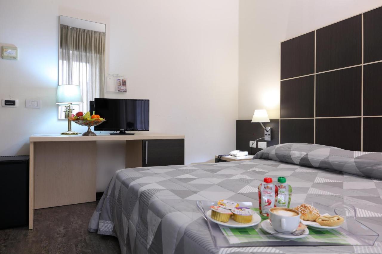 Hotel Ferrari Киавари Екстериор снимка